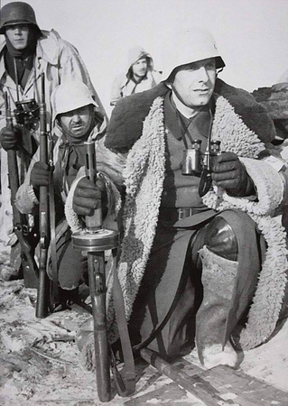 Hełm WH/SS Stahlhelm M42 w kamuflażu zimowym, lekko postarzony